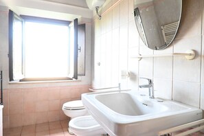 Dusche, Bidet, Handtücher