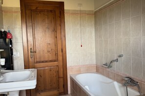 Shower, bidet, towels - SE147 – Senigallia, portion of a farmhouse on two levels (Senigallia)
