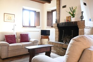 TV - SE147 – Senigallia, portion of a farmhouse on two levels (Senigallia)