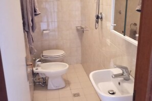 تجهيزات دش، مراحيض شطف، مناشف