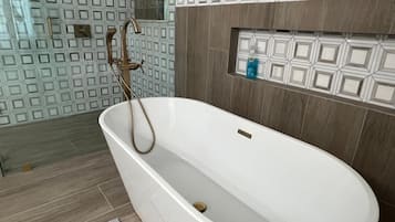 SĂšche-cheveux, serviettes fournies, savon, papier toilette