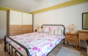 2 bedrooms, iron/ironing board, free WiFi, bed sheets - Lovely apartment in Veli Brgud with WiFi (Veli Brgud)