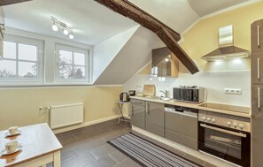 ثلاجة، موقد طهي مسطح، غسالة أطباق، ماكينة لصنع القهوة/الشاي