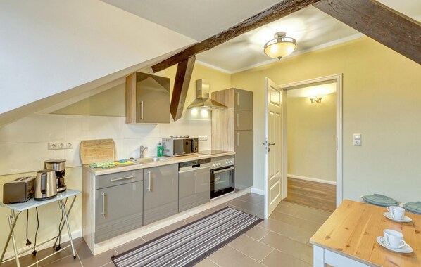 ثلاجة، موقد طهي مسطح، غسالة أطباق، ماكينة لصنع القهوة/الشاي