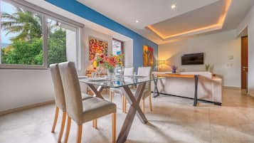 Klassiek appartement, balkon, uitzicht op stad | Dineerruimte