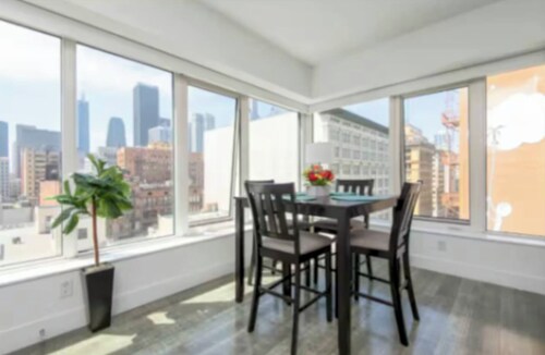 City Skyline Views 3Bed Apt with Rooftop Pool, Spa,& Rooftop deck