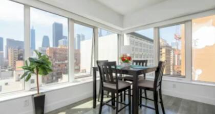 City Skyline Views 3Bed Apt with Rooftop Pool, Spa,& Rooftop deck
