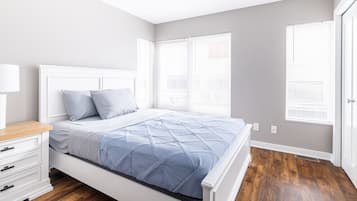 2 bedrooms, desk, iron/ironing board, WiFi