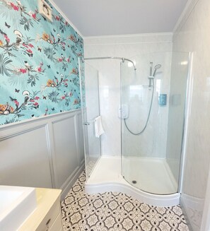 Habitación doble Deluxe, vista al mar | Baño | Regadera, secadora de cabello, toallas, jabón 