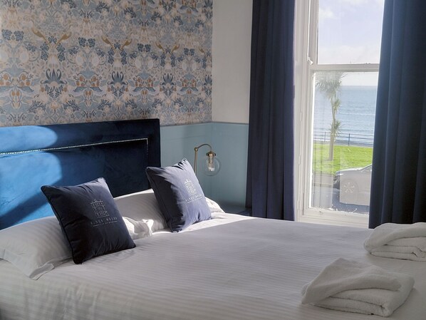 Habitación doble, vistas al mar | Tabla de planchar con plancha y wifi gratis