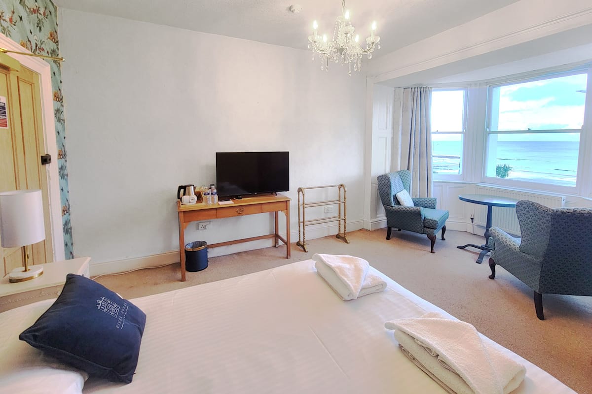 Kahden hengen deluxe-huone, merinäköala | Silitysrauta/-lauta, ilmainen Wi-Fi