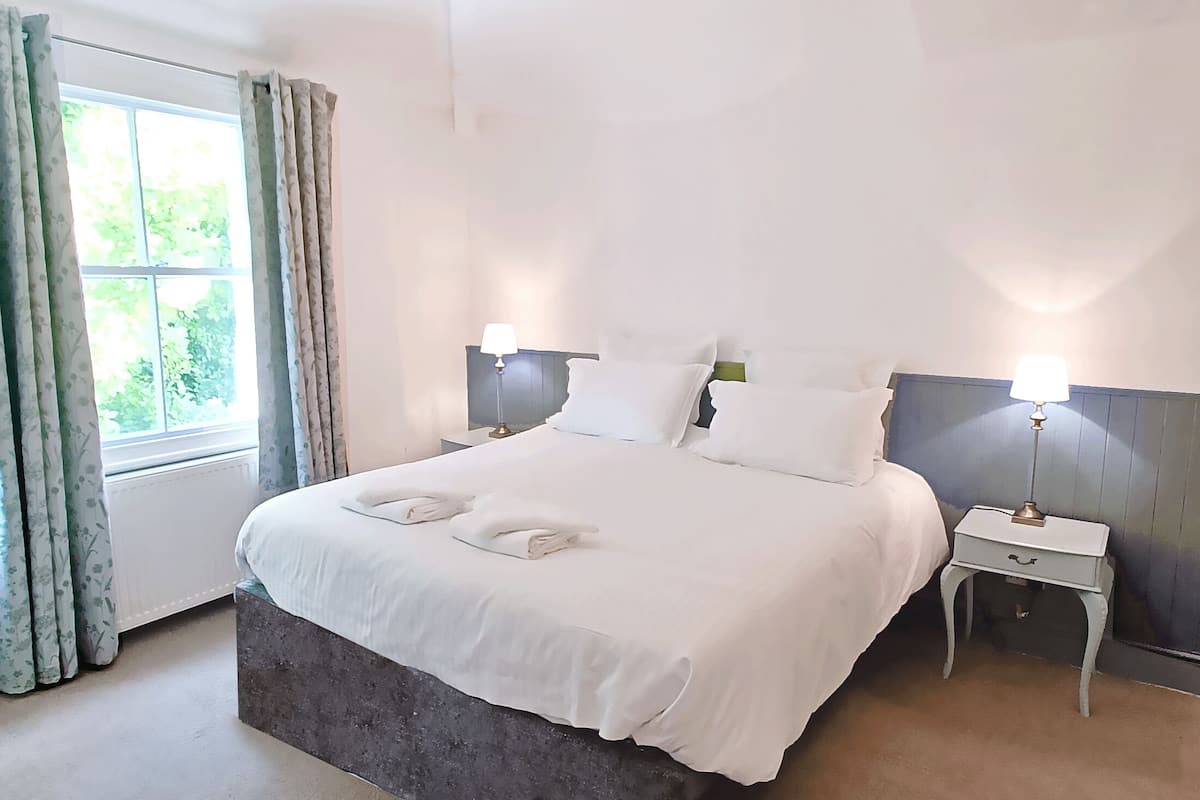 Kolmen hengen perhehuone, näköala puutarhaan | Silitysrauta/-lauta, ilmainen Wi-Fi