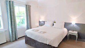 Habitación triple familiar, vista al jardín | Tabla de planchar con plancha y wifi gratis 