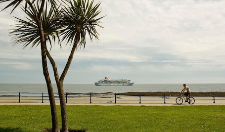 Una playa cerca, arena blanca