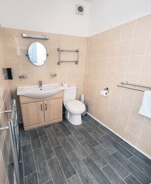 Een douche, een haardroger, handdoeken, zeep