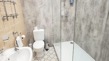 Kamar Double Standar, pemandangan laut | Kamar mandi | Shower, pengering rambut, handuk, dan sabun