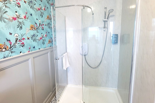 Deluxe Double Room, Sea View | Iron/ironing board, free WiFi