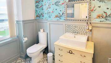 Deluxe Double Room, Sea View | Bathroom | Shower, hair dryer, towels, soap