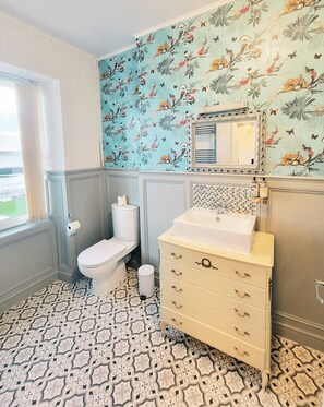 Deluxe Double Room, Sea View | Bathroom | Shower, hair dryer, towels, soap