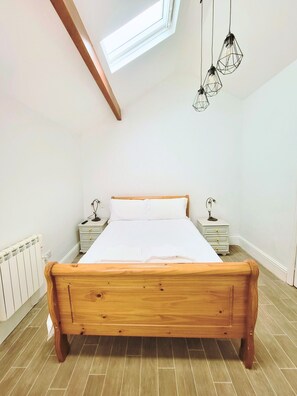 Superior Studio, Ensuite | Iron/ironing board, free WiFi