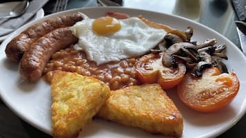 Se ofrece un desayuno a la carta (11.95 GBP por persona)