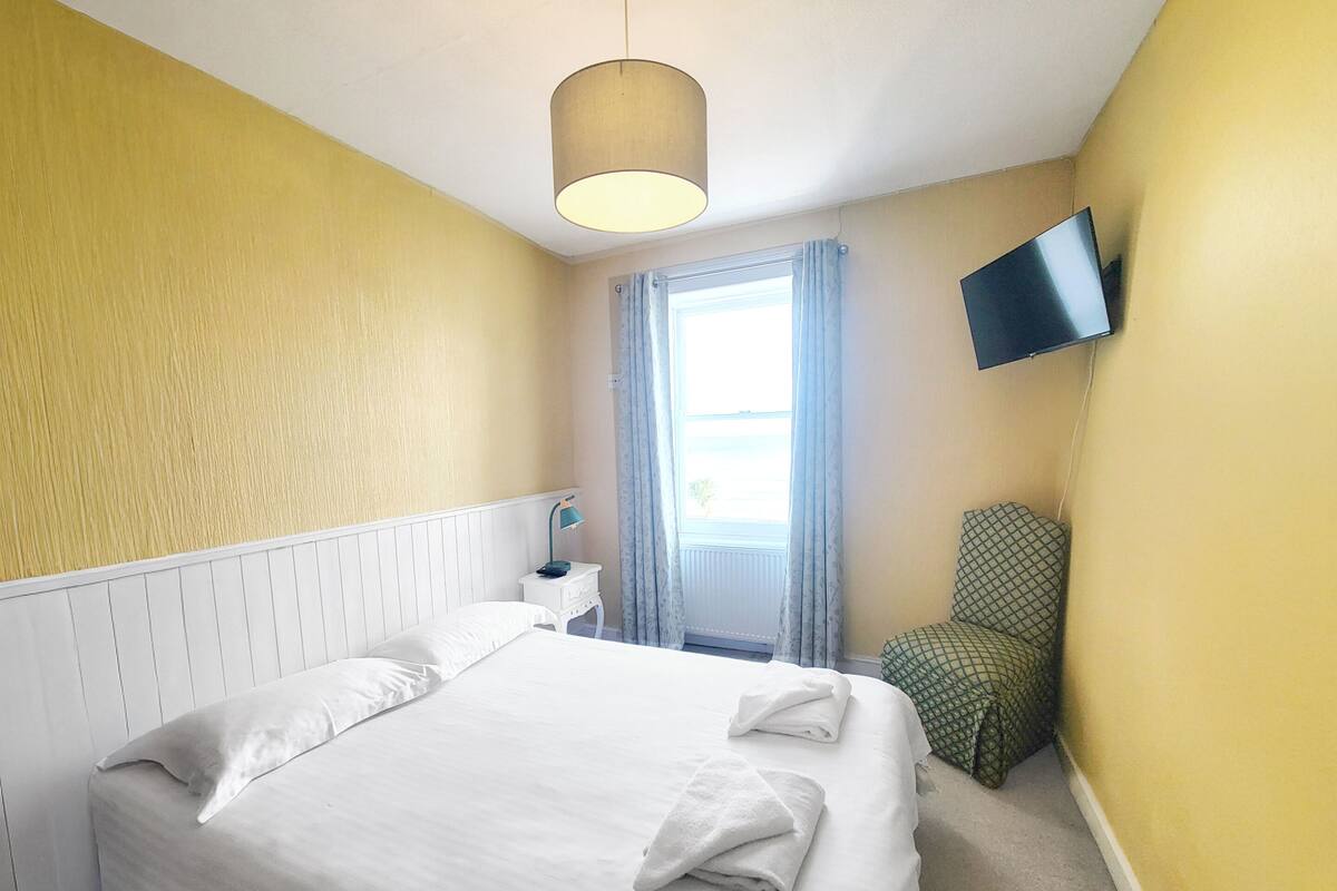Standard Double Room, Sea View | Iron/ironing board (on request), WiFi (free)