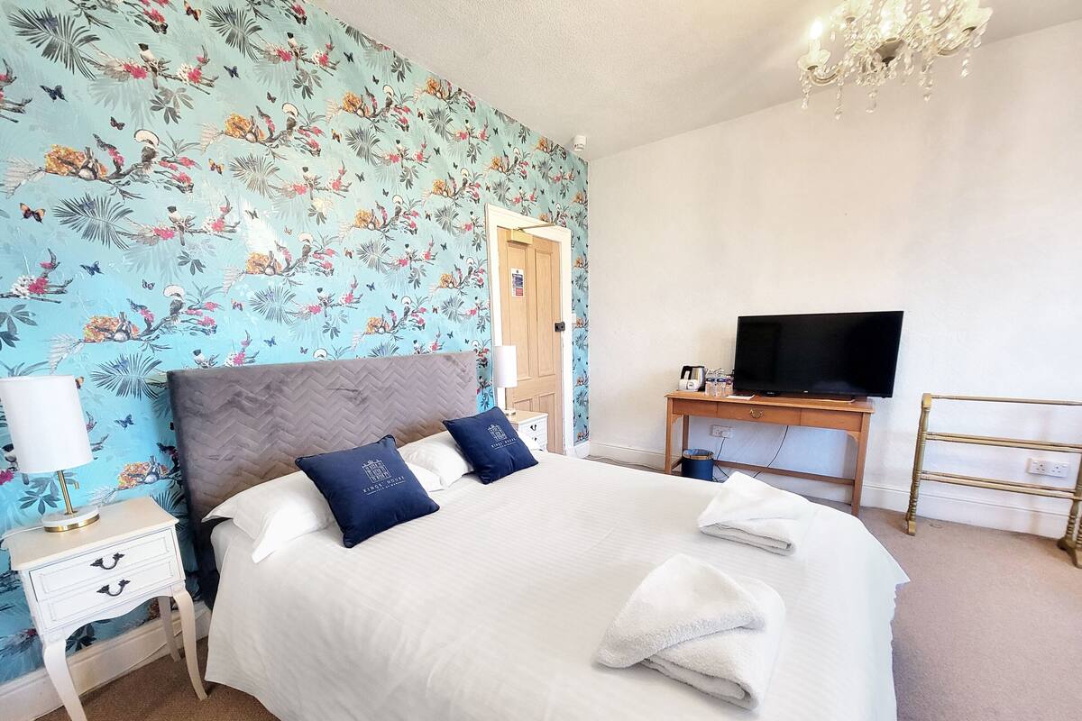 Deluxe Double Room, Sea View | Iron/ironing board (on request), WiFi (free)