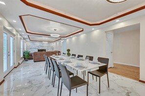 Dining - Escape to Serenity: Spacious 8 Bedroom Retreat (Woodbourne)