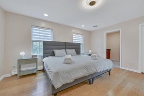 8 bedrooms, iron/ironing board, WiFi, bed sheets - Escape to Serenity: Spacious 8 Bedroom Retreat (Woodbourne)