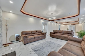 Smart TV, fireplace - Escape to Serenity: Spacious 8 Bedroom Retreat (Woodbourne)