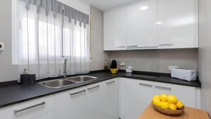 House, 4 Bedrooms, Terrace | Private kitchen - Global Yoli - By Global Rental Holidays 23174 (Mont-roig del Camp)