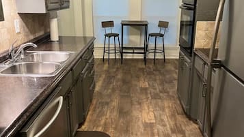 冰箱、微波炉、烤箱、炉灶