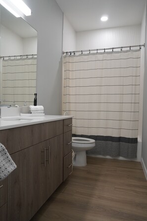 Towels, toilet paper - Modern 2-Bedroom, 2-Bathroom Apartment - Brand New in the Heart of Weslaco (Weslaco)