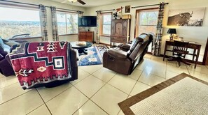 Fernseher, Bücher, Arbeitsbereiche