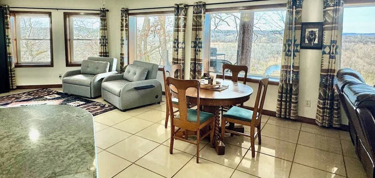 Een televisie, boeken en een kantoor