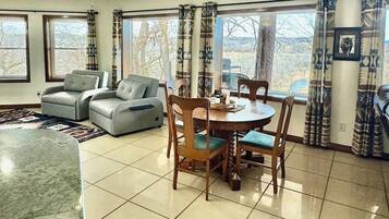 Een televisie, boeken en een kantoor