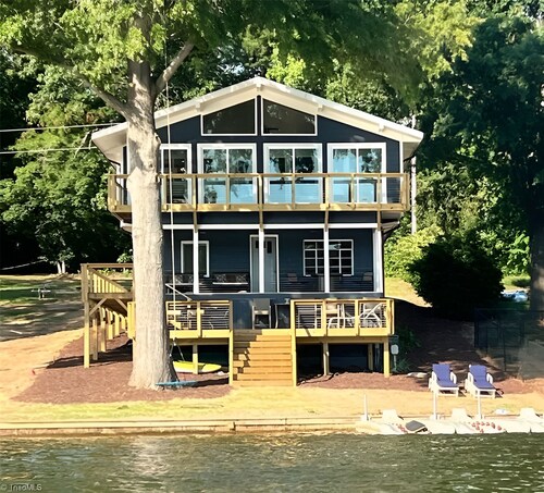 Spacious 5-bedroom water front house on Badin Lake, New London NC, SLEEPS 18