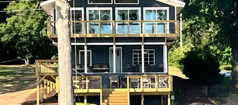 Spacious 5-bedroom water front house on Badin Lake, New London NC, SLEEPS 18