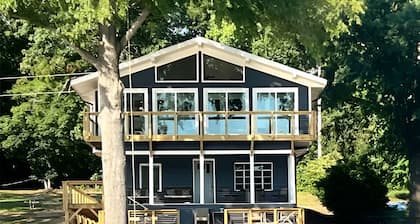 Spacious 5-bedroom water front house on Badin Lake, New London NC, SLEEPS 18