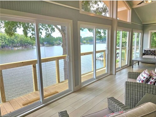 Spacious 5-bedroom water front house on Badin Lake, New London NC, SLEEPS 18