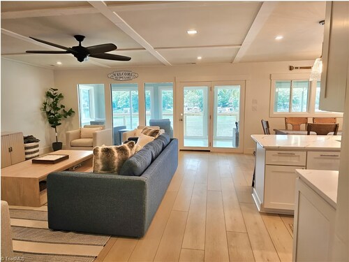 Spacious 5-bedroom water front house on Badin Lake, New London NC, SLEEPS 18