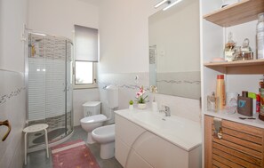Shower, hair dryer - Lovely apartment in Cava D'Aliga with WiFi (Cava D'Aliga)