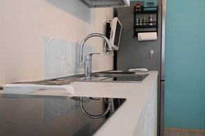 Fridge, oven, dishwasher, dining tables - P052 - Porto Recanati, new two-room apartment close to the sea (Porto Recanati)