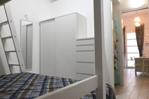 Une chambre à coucher avec un lit, une armoire et une échelle.