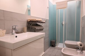 Shower, bidet, towels - P052 - Porto Recanati, new two-room apartment close to the sea (Porto Recanati)