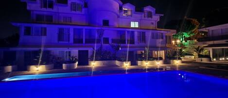 Piscine extérieure (ouverte en saison)