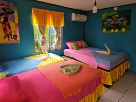 Espacio para trabajar con laptop y wifi gratis 