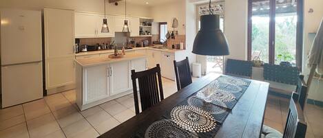 Kjøleskap, ovn, kokeplater og oppvaskmaskin