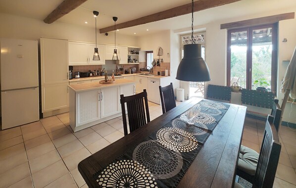 Fridge, oven, stovetop, dishwasher - 2 bedroom beautiful home in Hérépian (Hérépian)