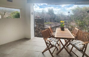 Outdoor dining - 2 bedroom beautiful home in Hérépian (Hérépian)